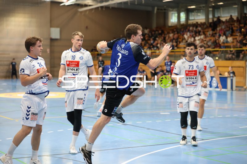 Thomas Theilgaard (#3; Grindstedt GIF) beim Sprungwurf in der Hansehalle
