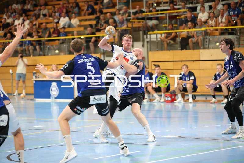 Ole Hagedorn (#10; VfL Lübeck-Schwartau) im Durchbruch gegen Grindstedt GIF