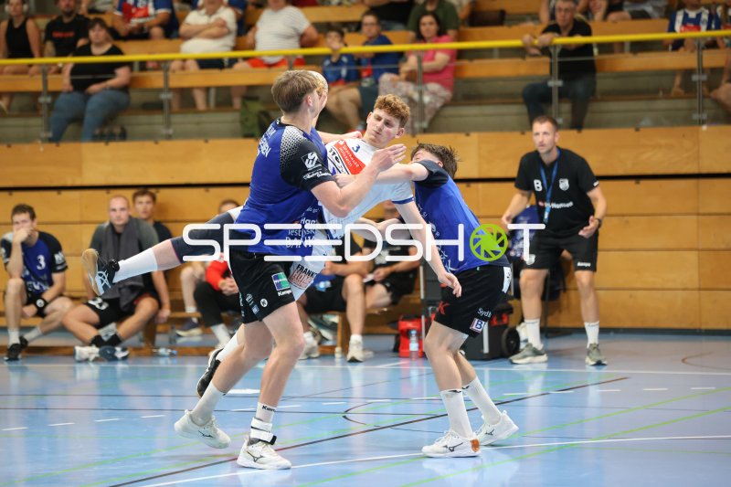 Guy Resch Ermann (#3; VfL Lübeck-Schwartau) im Zweikampf gegen Grindstedt GIF