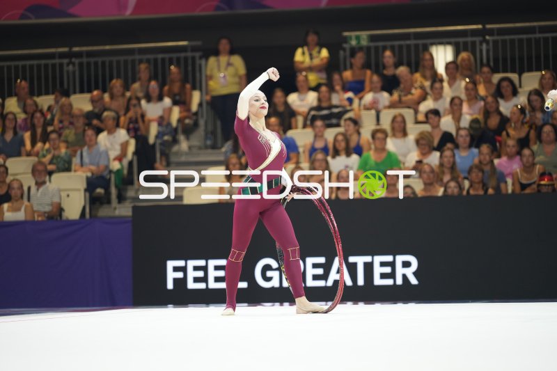 Gymnastin mit Reifen bei der Weltmeisterschaft der rhythmischen Sportgymnastik in Frankfurt