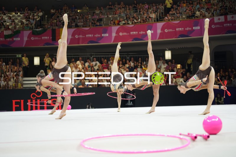 Ungarische Gruppe bei synchronem Handstandmoment bei der Rhythmischen WM Frankfurt