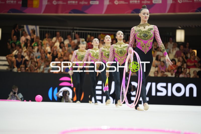 Gruppengymnastik-Team mit Reifen und Keulen bei der Rhythmischen WM Frankfurt