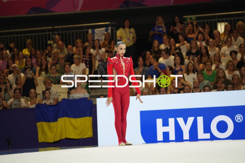 Gymnastin in rotem Dress bei der Weltmeisterschaft der rhythmischen Sportgymnastik in Frankfurt