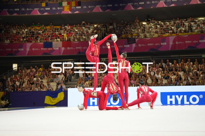 Gruppenformation mit Bällen bei der Rhythmischen Sportgymnastik-WM in Frankfurt