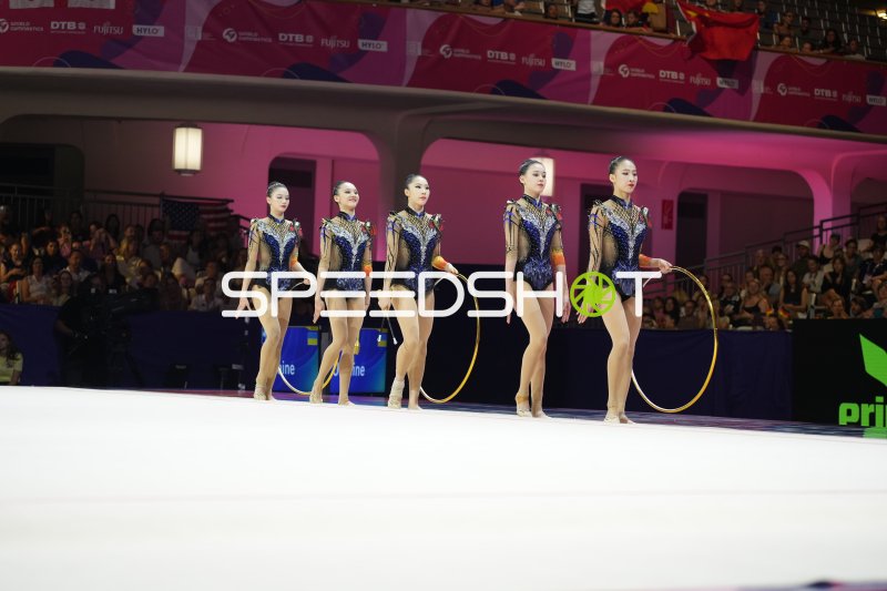 Gruppenformation mit Reifen bei der Rhythmischen Sportgymnastik-WM in Frankfurt