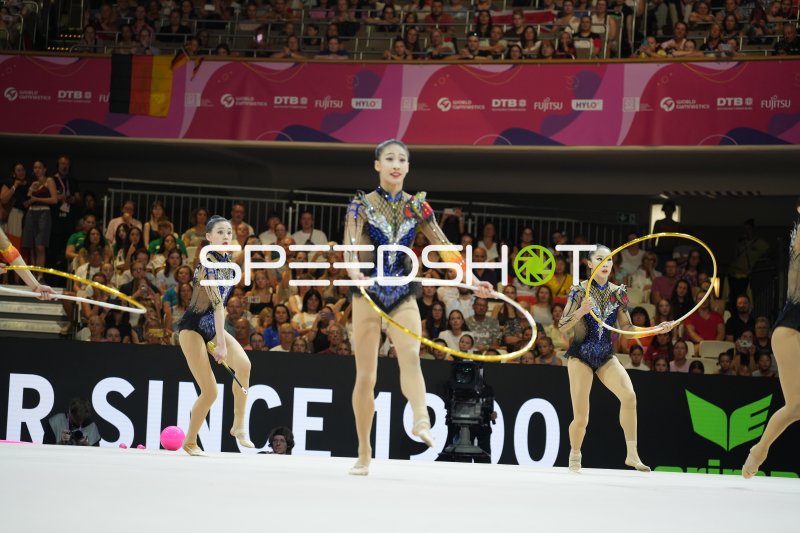 Gruppenübung mit Reifen und Ball bei der Rhythmischen Sportgymnastik WM 2026
