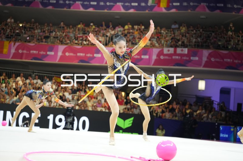 Gruppenübung mit Reifen und Keulen bei der Rhythmischen Sportgymnastik WM 2026