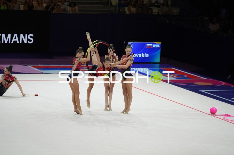 Slowakei-Gruppe mit Reifen und Keulen bei der Rhythmischen Sportgymnastik-WM