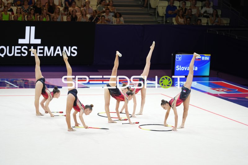 Serbiens Gruppe bei synchronem Handstand-Element mit Reifen und Keulen