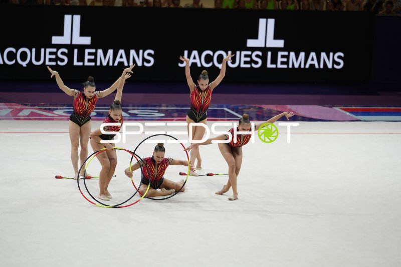 Gruppenübung mit Reifen bei der Rhythmischen Sportgymnastik-WM in Frankfurt