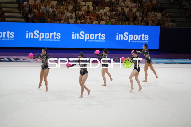 Gruppenübung mit fünf Bällen bei der Rhythmischen Sportgymnastik WM in Frankfurt