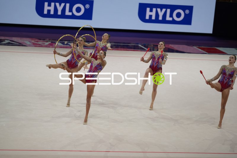 Gruppenübung mit Reifen und Keulen bei der Rhythmischen Sportgymnastik WM 2026