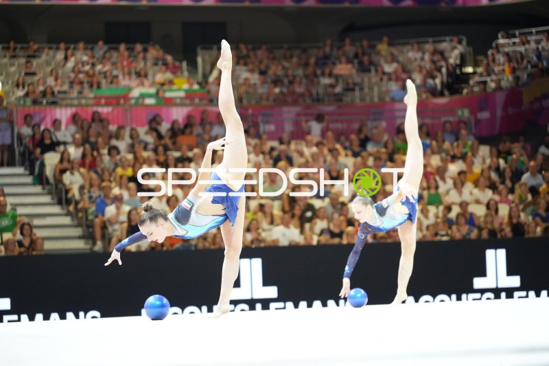 Zwei Gymnastinnen mit Ball bei der Rhythmischen Sportgymnastik-WM Frankfurt