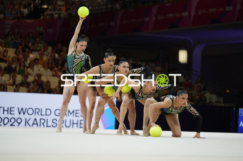 Gruppenübung mit Ball bei der Weltmeisterschaft der rhythmischen Sportgymnastik in Frankfurt
