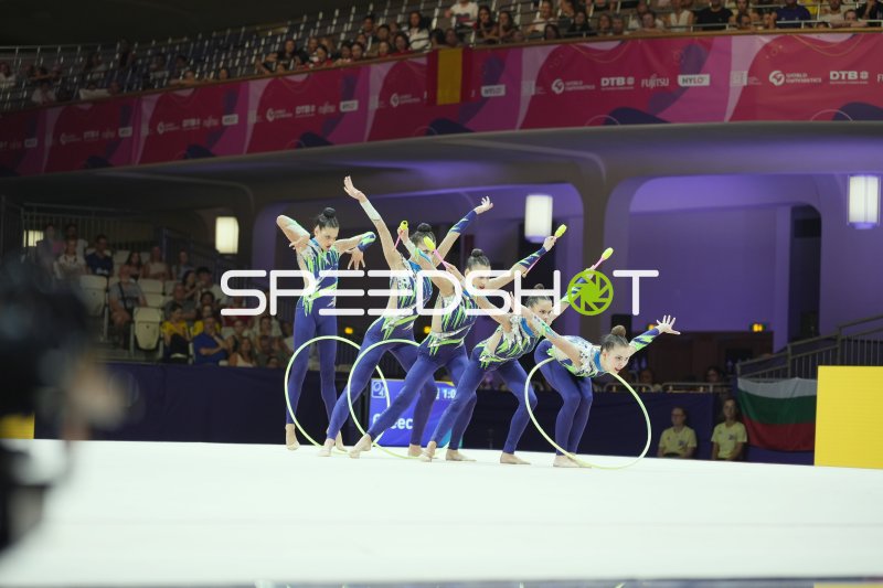 Gruppenübung mit Reifen und Keulen bei der Rhythmischen Sportgymnastik WM Frankfurt