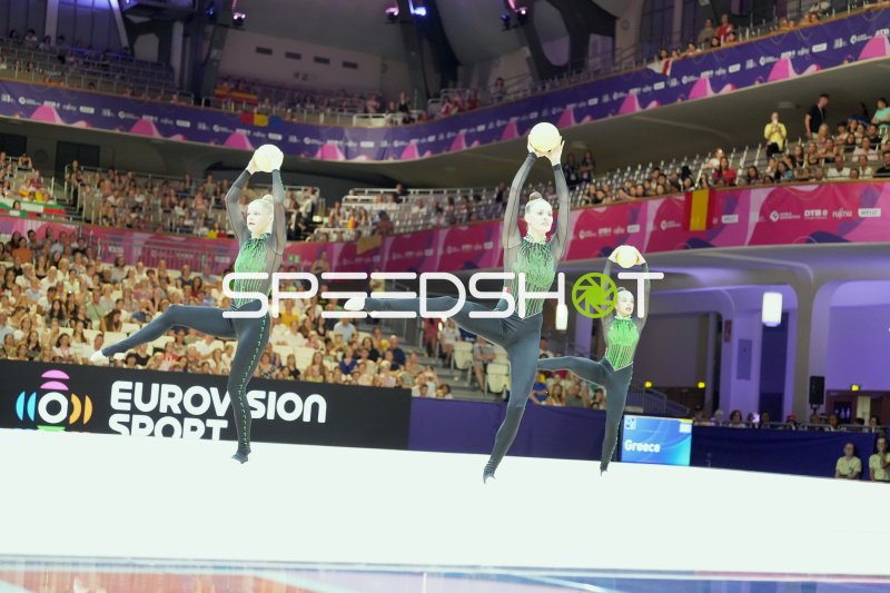 Griechenland-Gruppe bei synchronem Sprung mit Ball in der Festhalle Frankfurt