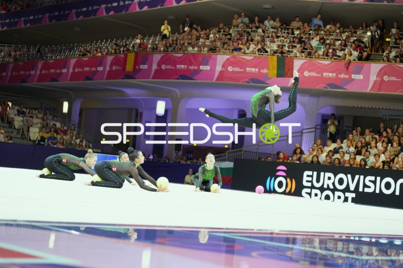 Kanadisches Gruppenteam mit Sprung-Highlight bei Rhythmischer Sportgymnastik WM