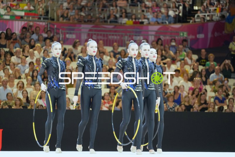 Gruppenformation mit Reifen bei der Rhythmischen Sportgymnastik WM Frankfurt