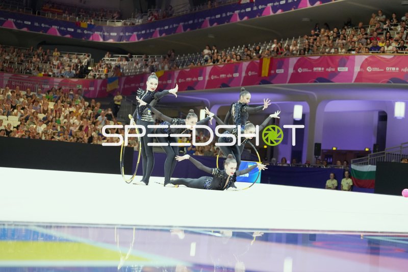Gruppenformation mit Reifen bei der Rhythmischen Sportgymnastik WM 2026