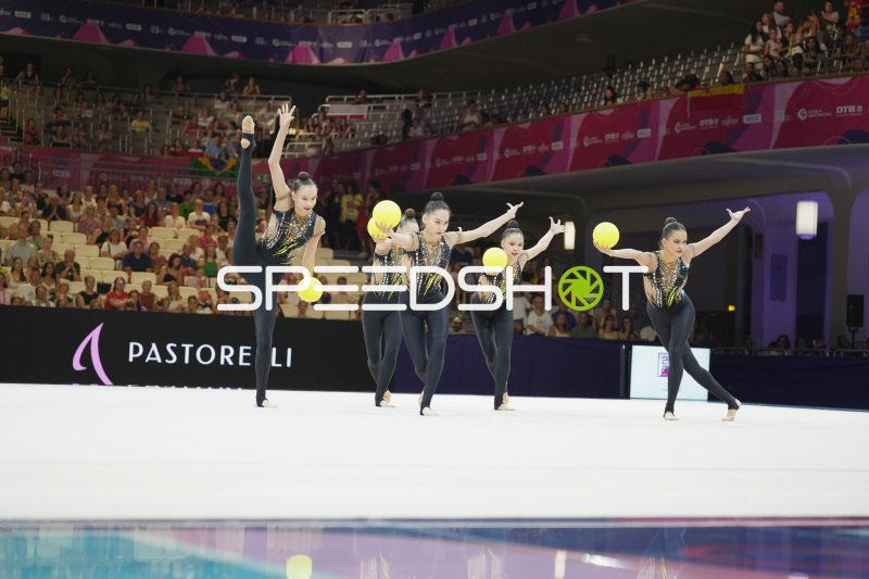 Gruppenübung mit Bällen bei der Rhythmischen Sportgymnastik-WM in Frankfurt