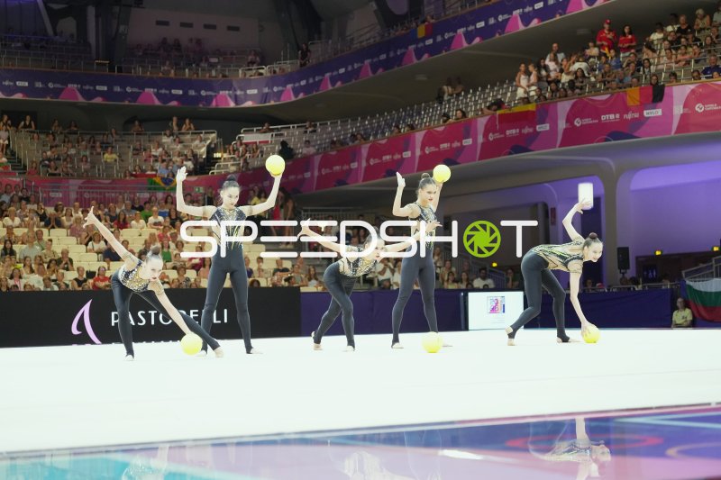 Gruppenübung mit Bällen bei der Rhythmischen Sportgymnastik WM 2026
