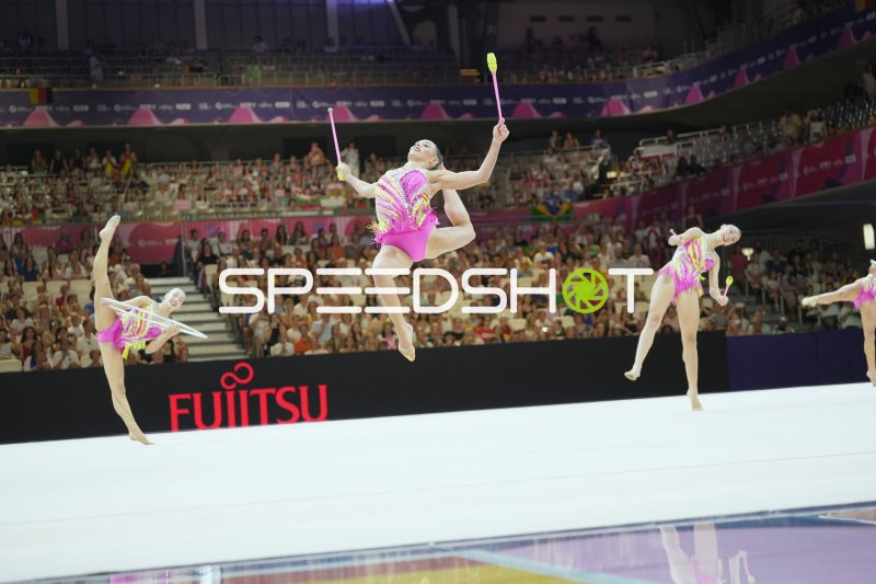 Gruppengymnastik mit Keulen und Reifen bei der Rhythmischen WM Frankfurt