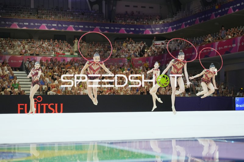 Brasiliens Gruppenteam mit Reifen beim Sprung in der Festhalle Frankfurt