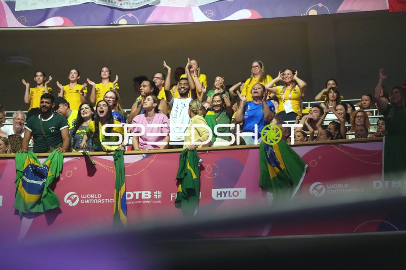 Brasilianische Fans feiern bei der Rhythmischen Sportgymnastik-WM 2026 in Frankfurt