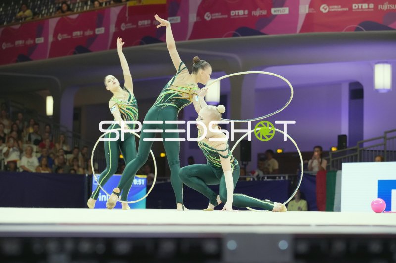 Gruppenübung mit Reifen bei der Rhythmischen Sportgymnastik WM Frankfurt