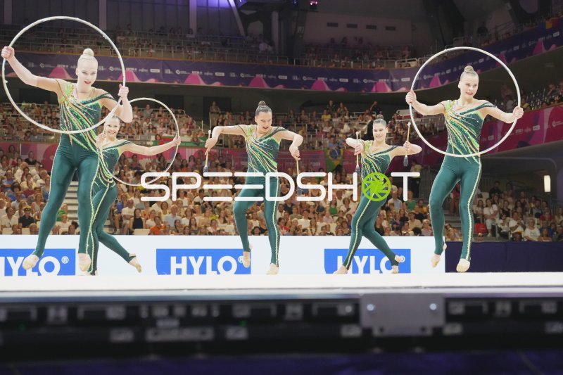 Gruppenübung mit Reifen und Keulen bei der Rhythmischen Sportgymnastik-WM Frankfurt