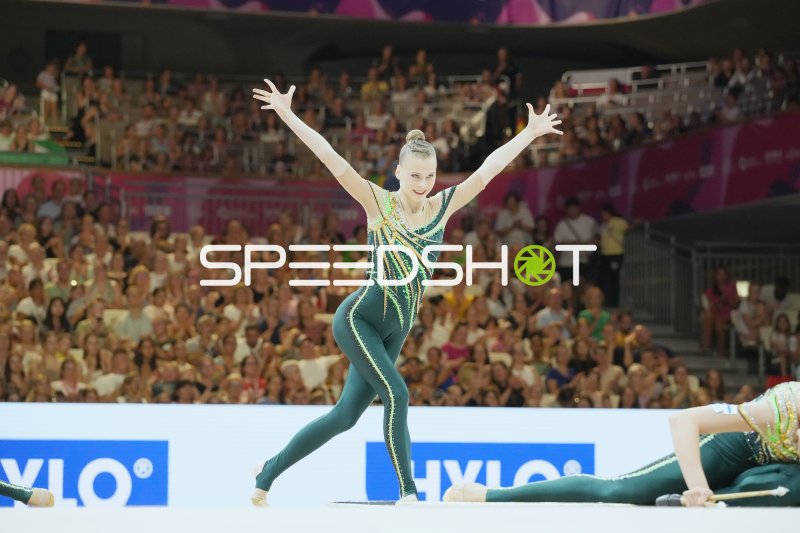Gymnastin bei ausdrucksstarker Gruppenübung bei der Rhythmischen WM Frankfurt