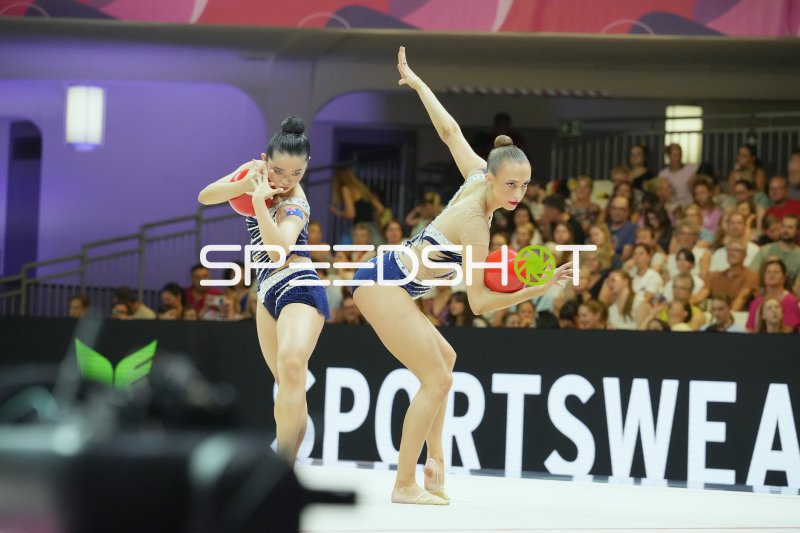 Zwei Gymnastinnen mit Ball bei der Rhythmischen Sportgymnastik-WM in Frankfurt