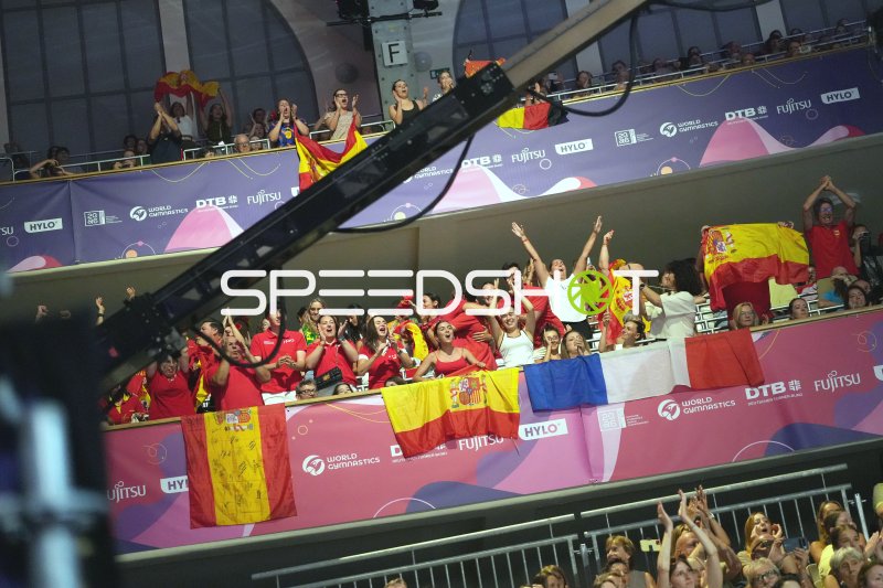 Spanische Fans feiern bei der Rhythmischen Sportgymnastik-WM 2026 in Frankfurt