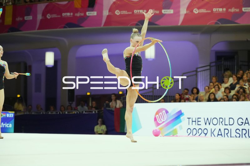 Gymnastin mit Reifen bei der Weltmeisterschaft der rhythmischen Sportgymnastik in Frankfurt