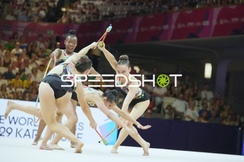 Gruppenübung mit Keulen bei der Rhythmischen Sportgymnastik WM 2026