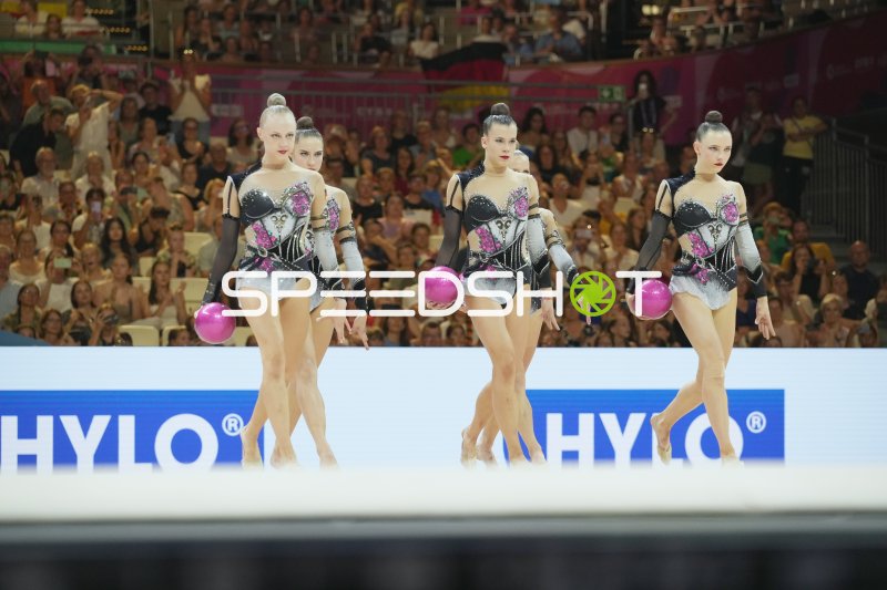 Gruppenübung mit Ball bei der Weltmeisterschaft der rhythmischen Sportgymnastik 2026