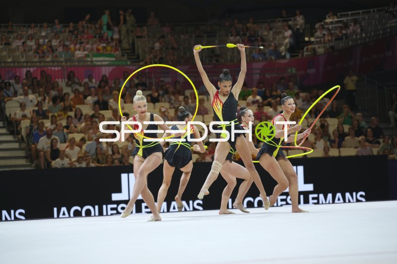 Gruppenübung mit Reifen und Keulen bei der Rhythmischen Sportgymnastik WM 2026