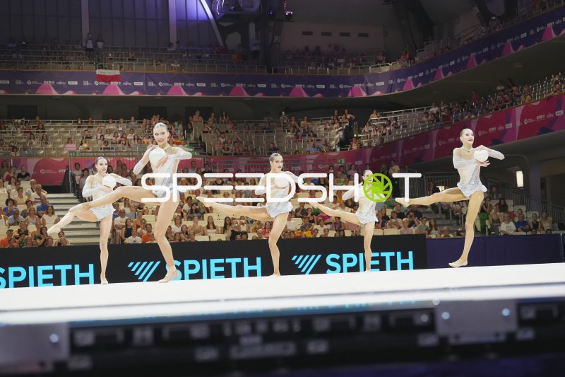 Gruppenübung mit Ball bei der Weltmeisterschaft der rhythmischen Sportgymnastik in Frankfurt