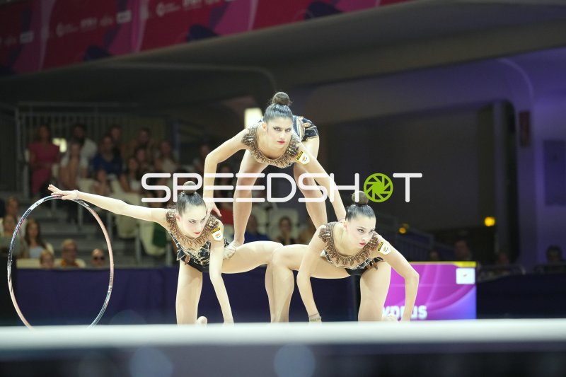 Gruppenformation mit Reifen und Bällen bei der Rhythmischen Sportgymnastik WM 2026