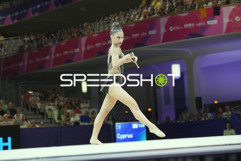 Gymnastin aus Zypern mit Keulen bei der Rhythmischen WM Frankfurt