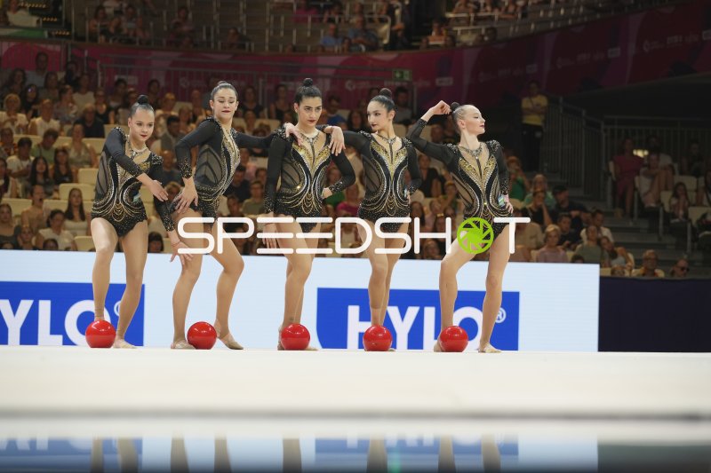 Gruppenformation mit fünf roten Bällen bei der Rhythmischen Sportgymnastik-WM