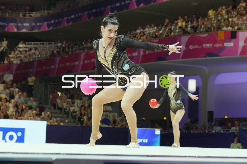 Gymnastin aus Usbekistan mit Ball bei der Rhythmischen Sportgymnastik-WM Frankfurt