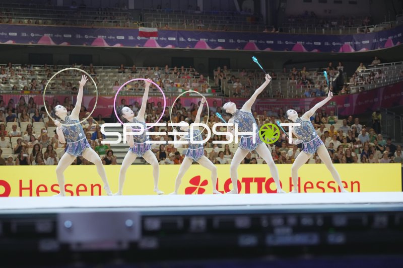 Gruppenübung mit Reifen und Keulen bei der Rhythmischen Sportgymnastik-WM Frankfurt