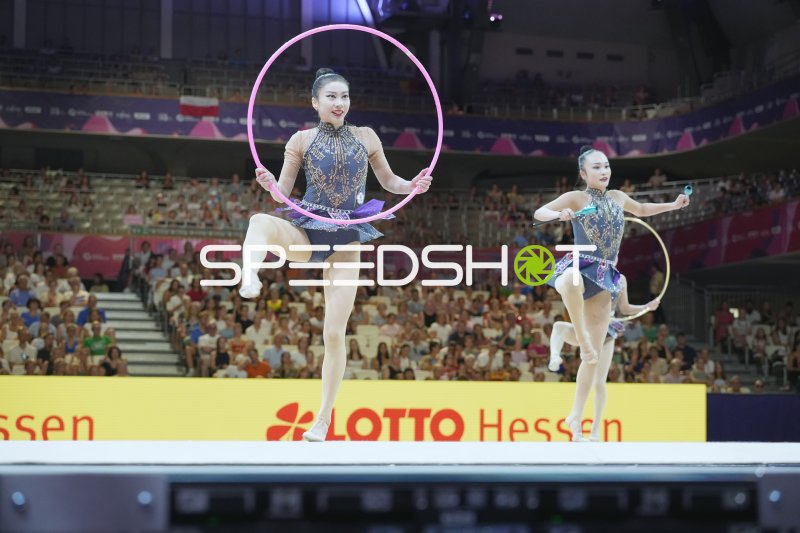 Gruppenübung mit Reifen bei der Rhythmischen Sportgymnastik-WM in Frankfurt