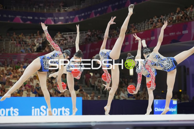 Gruppenübung mit Bällen bei der Rhythmischen Sportgymnastik-WM in Frankfurt