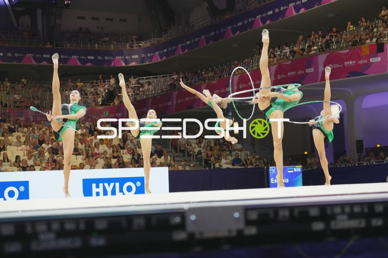 Estlands Gruppenteam mit Reifen und Keulen bei der Rhythmischen Sportgymnastik-WM