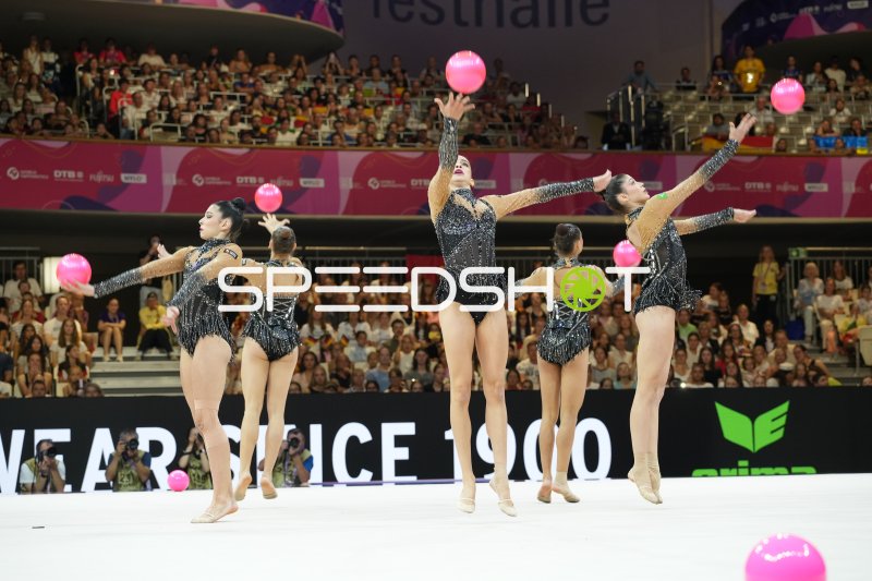 Gruppenübung mit fünf Bällen bei der Rhythmischen Sportgymnastik WM 2026
