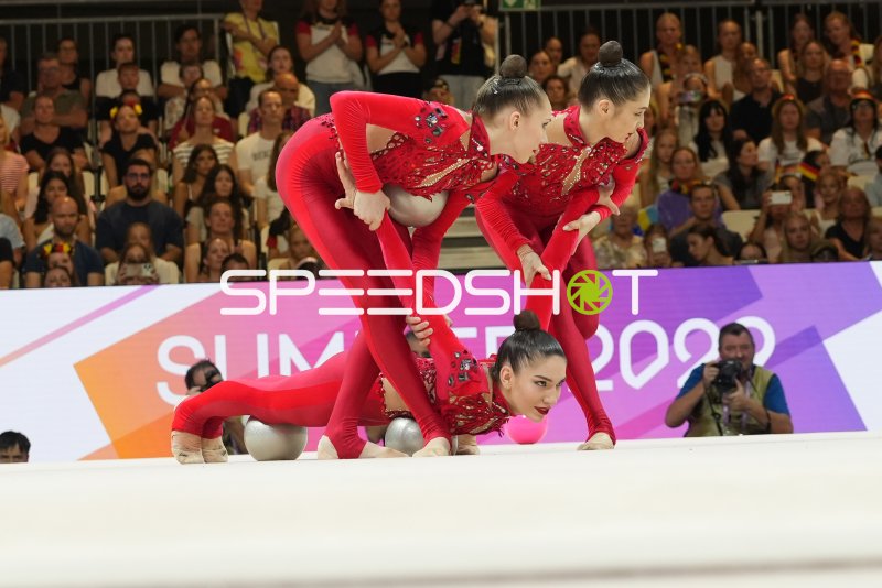 Gruppengymnastik-Team bei synchroner Ball-Übung bei der WM 2026
