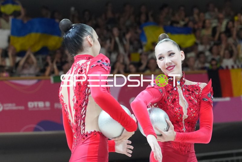 Zwei Gymnastinnen mit Ball bei der Rhythmischen Sportgymnastik-WM in Frankfurt