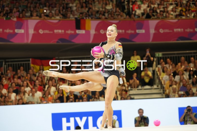 Deutsche Gruppe bei Gruppenübung mit Ball bei der Rhythmischen WM Frankfurt